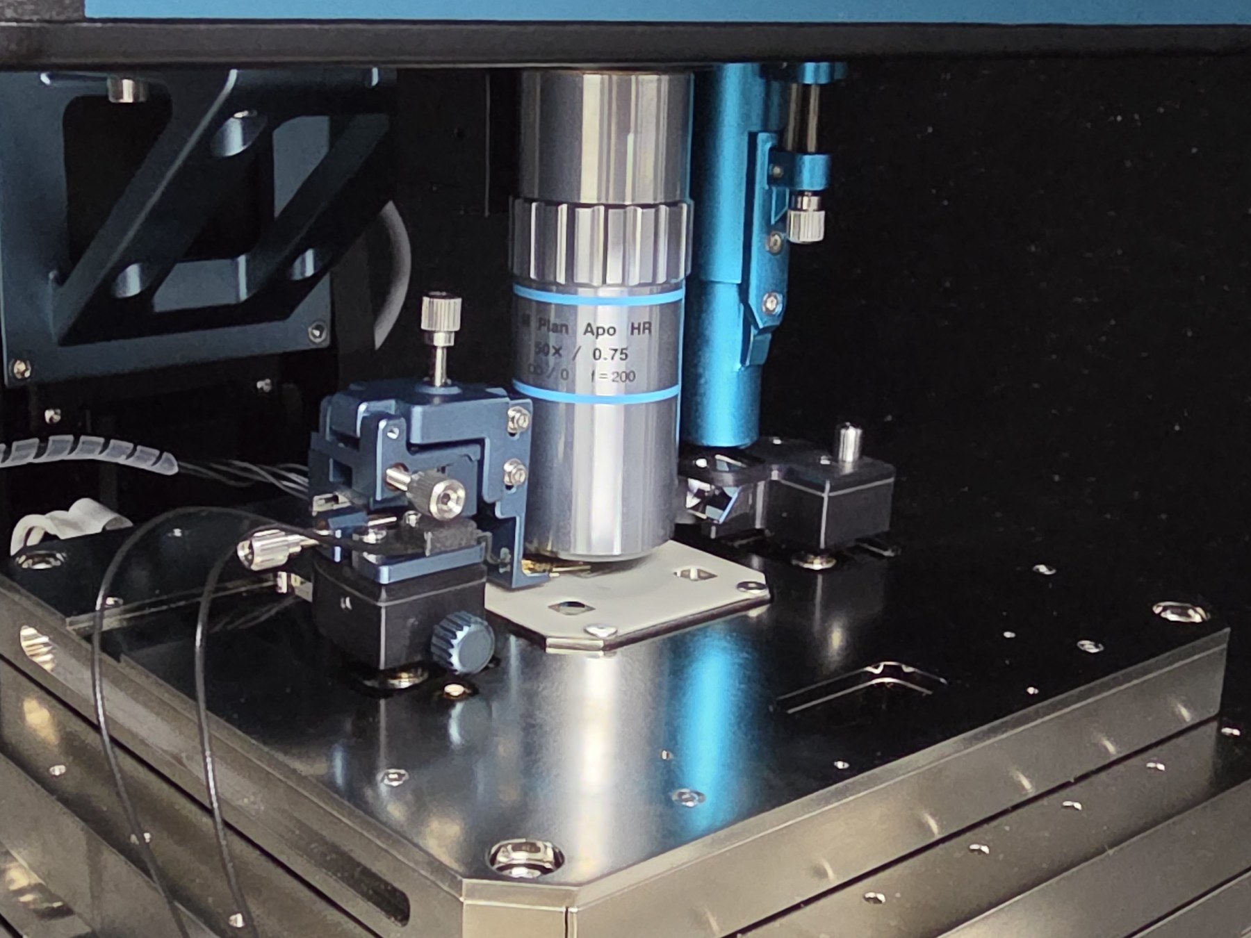QZabre NV scanning microscope — objective lens and diamond-tip scanner above the sample stage